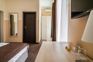敖德萨Potemkinn Hotel的一间卧室设有一张床和一个黑色的门