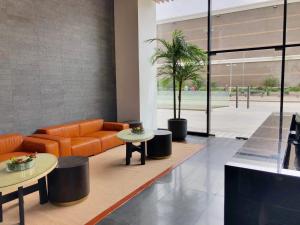 安托法加斯塔RQ Antofagasta的一个带橙色沙发和两张桌子的办公室大堂