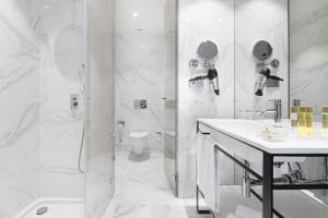 波尔图波尔图中心欧洲之星酒店的带淋浴和盥洗盆的白色浴室