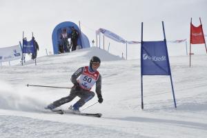 塞斯特雷奥林匹克酒店的一个人在雪覆盖的斜坡上滑雪