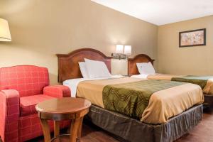 赫兰德霍兰伊克诺酒店的酒店客房,配有两张床和椅子