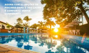 格拉瓦塔尔城堡酒店的享有游泳池及阳光环境的景色