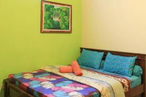 金巴兰Kubu Turah Homestay的卧室配有一张挂在墙上的床铺