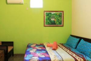 金巴兰Kubu Turah Homestay的卧室配有一张挂在墙上的床铺