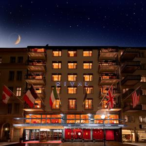 斯德哥尔摩里瓦尔酒店的夜晚,在天空中与月亮相映成趣的酒店