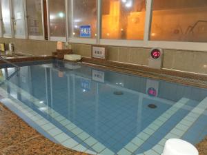 金泽Natural SPA, Kanazawa Hotel Yumenoyu的大楼内的大型游泳池