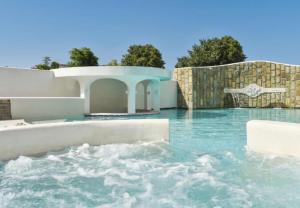 阿西亚罗利La Pineta Hotel Beach & Spa的房屋内游泳池的水滑梯