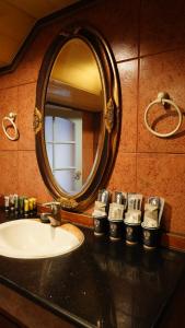 高雄高雄时光的浴室的柜台设有水槽和镜子