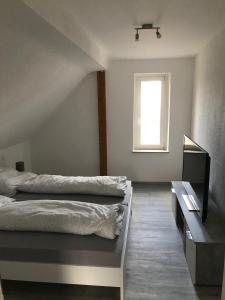 Monteur- und Ferienwohnung客房内的一张或多张床位