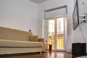 博洛尼亚Gramsci, Bologna by Short Holidays的带沙发和滑动玻璃门的客厅