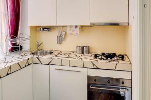 博洛尼亚Gramsci, Bologna by Short Holidays的厨房配有白色橱柜和水槽