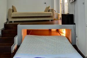博洛尼亚Gramsci, Bologna by Short Holidays的客厅配有床和沙发