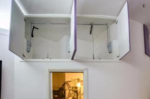 博洛尼亚Gramsci, Bologna by Short Holidays的两个玻璃柜在房间的墙上