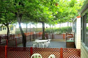 马拉泰亚Villaggio Camping Maratea的庭院配有桌椅和树木