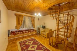 Beypazarı拜帕匝里伊派克科纳吉酒店的一间带床和螺旋楼梯的客厅