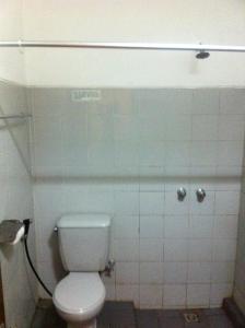 梭罗Mandala Wisata Hotel的浴室位于隔间内,设有白色卫生间。