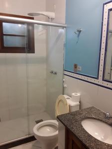 布希奥斯卡萨达斯罗萨斯旅馆的浴室配有卫生间、淋浴和盥洗盆。