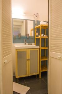 勒宝利古恩Casa Cosy Le Pouliguen的一间带水槽和镜子的浴室
