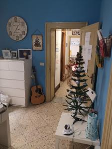 巴勒莫Sunshine Hostel Palermo的客厅,桌子上放着圣诞树