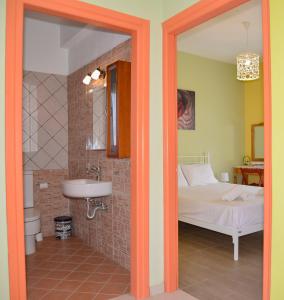马拉希亚斯Andri House的客房内的浴室设有床和水槽