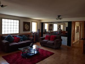 奥尔穆埃米卡萨宾馆的客厅配有两张沙发和一张桌子
