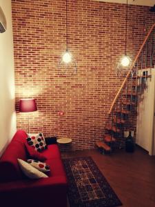 巴里Ponentino的客厅设有红色沙发和砖墙