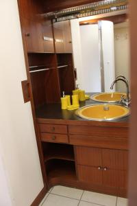 伊夫雷亚LA SERRA 211的一间带水槽和镜子的浴室