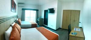 曼塔Hotel Mar Azul的配有一张床和一张书桌的酒店客房
