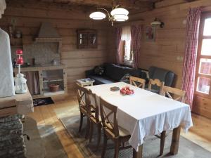 马科夫帕德哈兰斯基Chata Mioduszyna w Beskidach - drewniany dom z widokiem na Babią Górę的厨房以及带桌椅的用餐室。