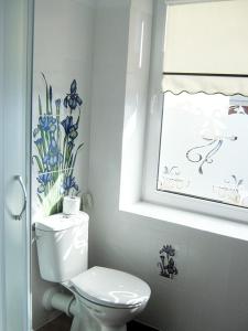 斯维德尼克费恩兹亚酒店的一间带白色卫生间的浴室和窗户。