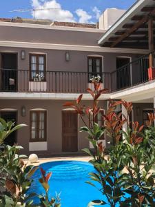 卡法亚特Hotel Plaza Cafayate的别墅前设有游泳池