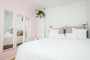 威斯巴登Cute & Cozy的白色的卧室配有白色的床和镜子