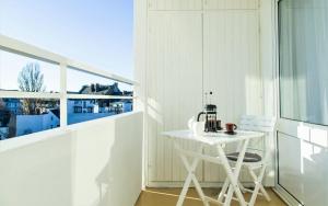 威斯巴登Cute & Cozy的阳台上的小白色桌子和椅子