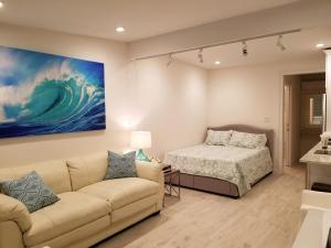 阿默甘西特海洋海景度假村酒店的客厅配有沙发和1张床