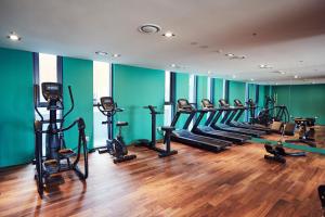 光明市La Casa hotel Gwangmyeong的一间健身房,里面设有一排跑步机和椭圆机