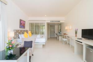 蔻立The Briza Beach Resort, Khao Lak SHA Extra Plus的客厅配有白色的沙发和桌子