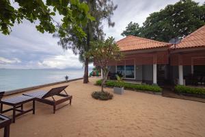 湄南海滩湄南别墅酒店的海边的一栋建筑