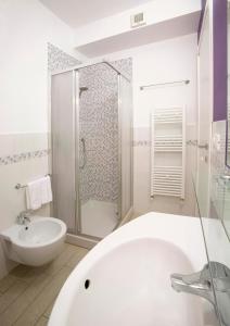 努马纳La Perla Del Conero Affittacamere的白色的浴室设有浴缸和水槽。