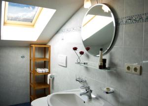 卡迪皮特拉Oberlinderhof的一间带水槽和镜子的浴室