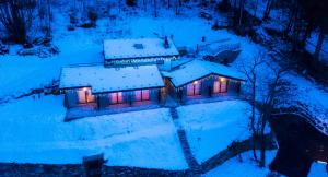 费尼斯Lo Tzeno的天空中,夜晚被雪覆盖的房子