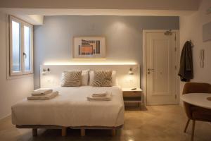 马德里Gran Central Suites的一间卧室配有带毛巾的床
