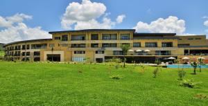 NyagatareEPIC Hotel & Suites的前面有草地的大建筑