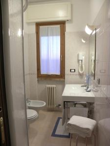 皮特拉利古莫瑞乐公寓式酒店的白色的浴室设有水槽和卫生间。