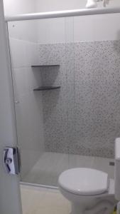 卡皮托利乌Suíte Triplex的白色的浴室设有卫生间和淋浴。