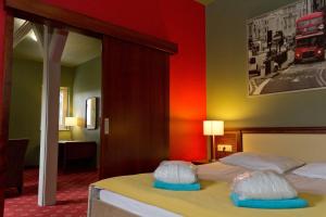 塔塔老湖高尔夫酒店的一间卧室配有一张红色墙壁的床