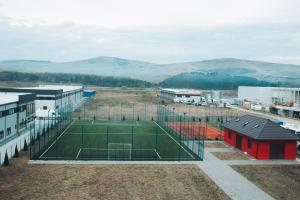 吉勒乌Pensiunea Maria的一座位于山地的网球场