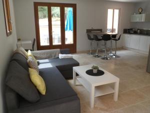 鲁西永Villa Célestine的客厅配有沙发和桌子