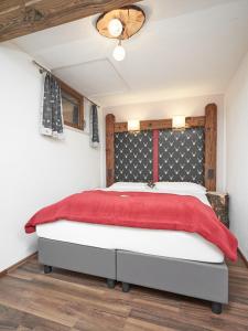 Tumpen奥兹公寓的一间卧室配有一张带红色毯子的大床