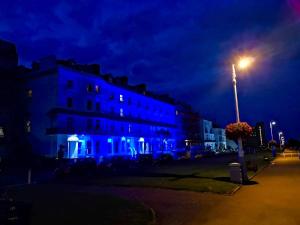 福克斯通南崖酒店的一座晚上有蓝色灯光的建筑