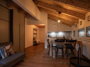 采尔马特Malteserhaus Zermatt的厨房以及带桌椅的用餐室。